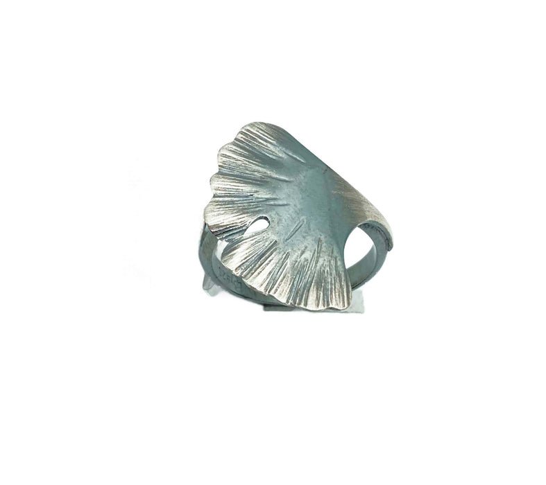 Ring mit Gingko Blatt in oxidiertem Silber