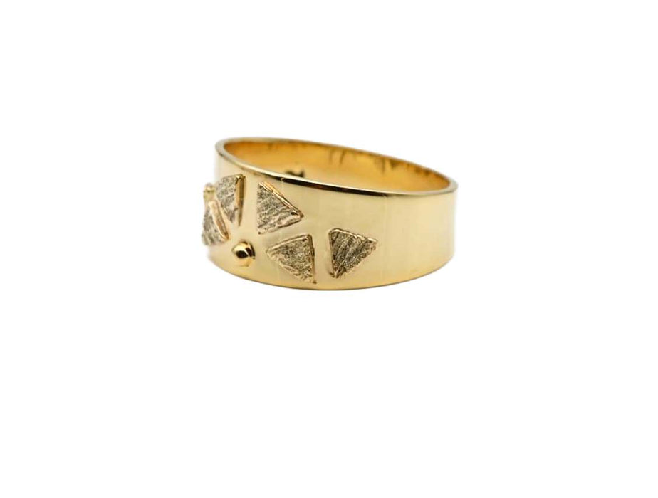 Goldring mit Dreiecken und Zierbelötung Handarbeit