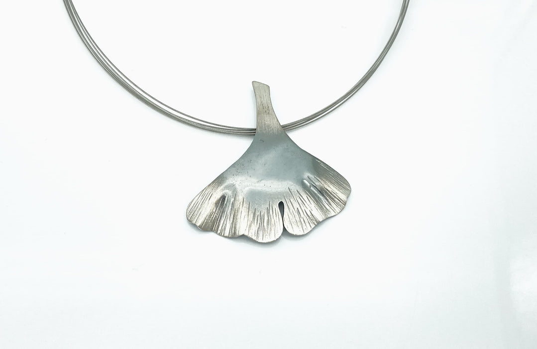 Gingko Kette Anhänger auf Stahlseil Silber geschwärzt
