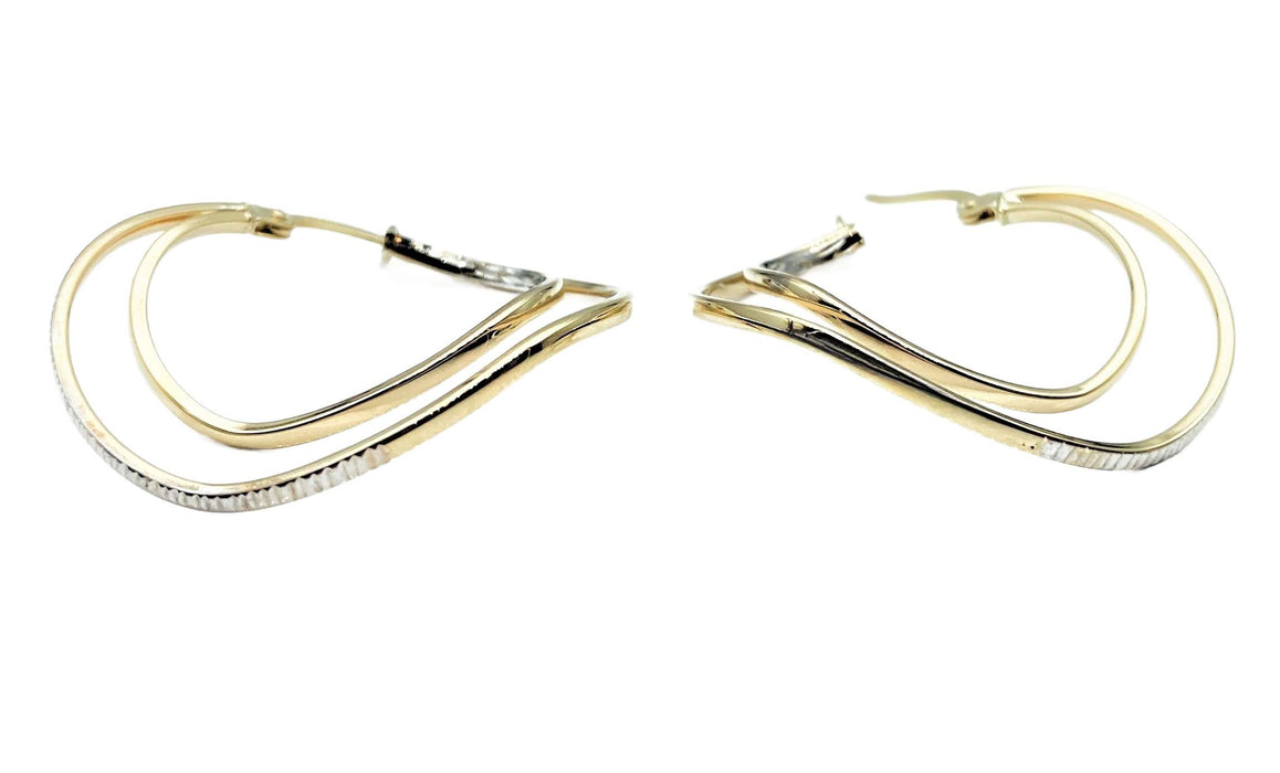 Große Creolen in Gold mit Schliff