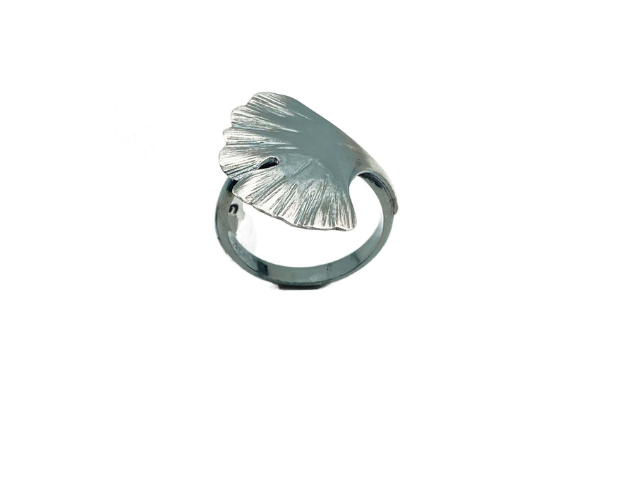 Ring mit Gingko Blatt in oxidiertem Silber