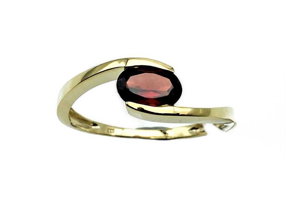 Ring mit Granat im Ovalschliff | Gold