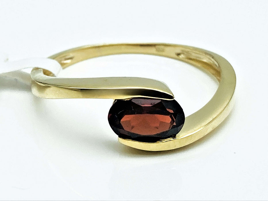 Ring mit Granat im Ovalschliff | Gold