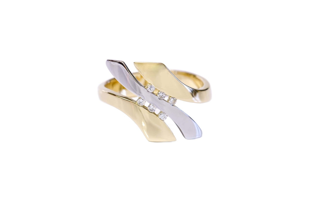 Goldring "Wave" mit 6 Brillanten und Platin hangefertigt