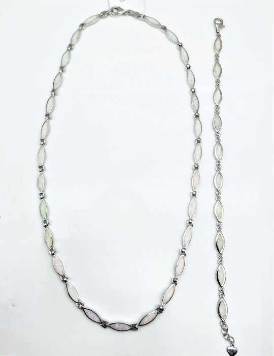 Collier mit synthetischem Opal in cremeweiß | Silber