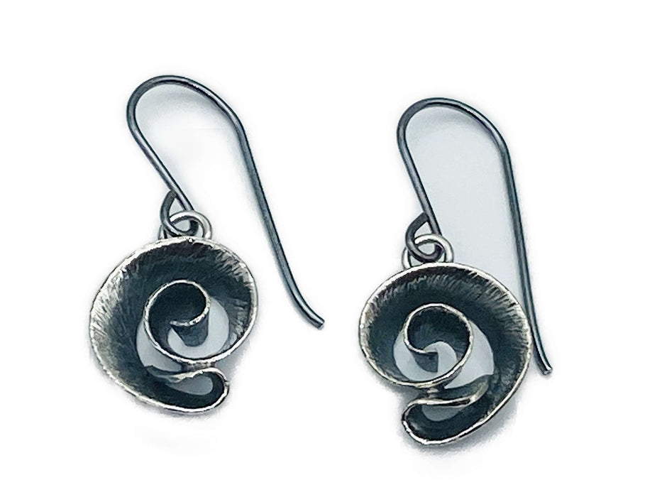 Ohrhänger in Schneckenform oxidiert | Silber