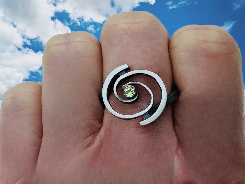 Ring mit echt Peridot | Silber oxidiert