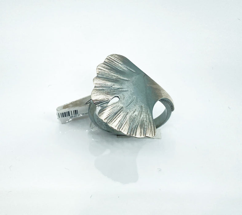 Ring mit Gingko Blatt in oxidiertem Silber
