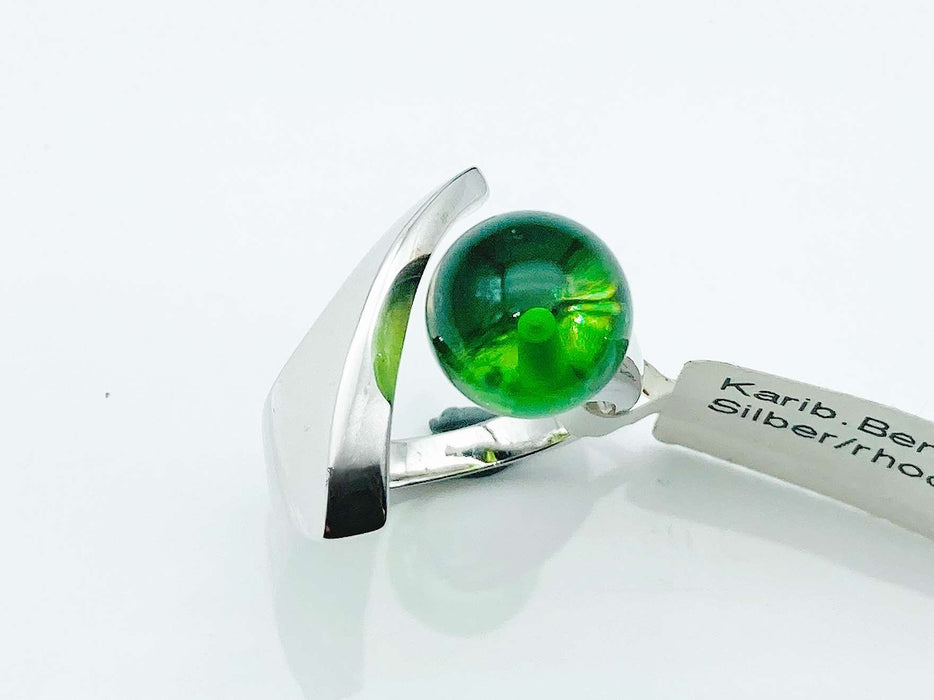 Ring mit grünem Bernstein aus der Karibik in Sichelform | Silber