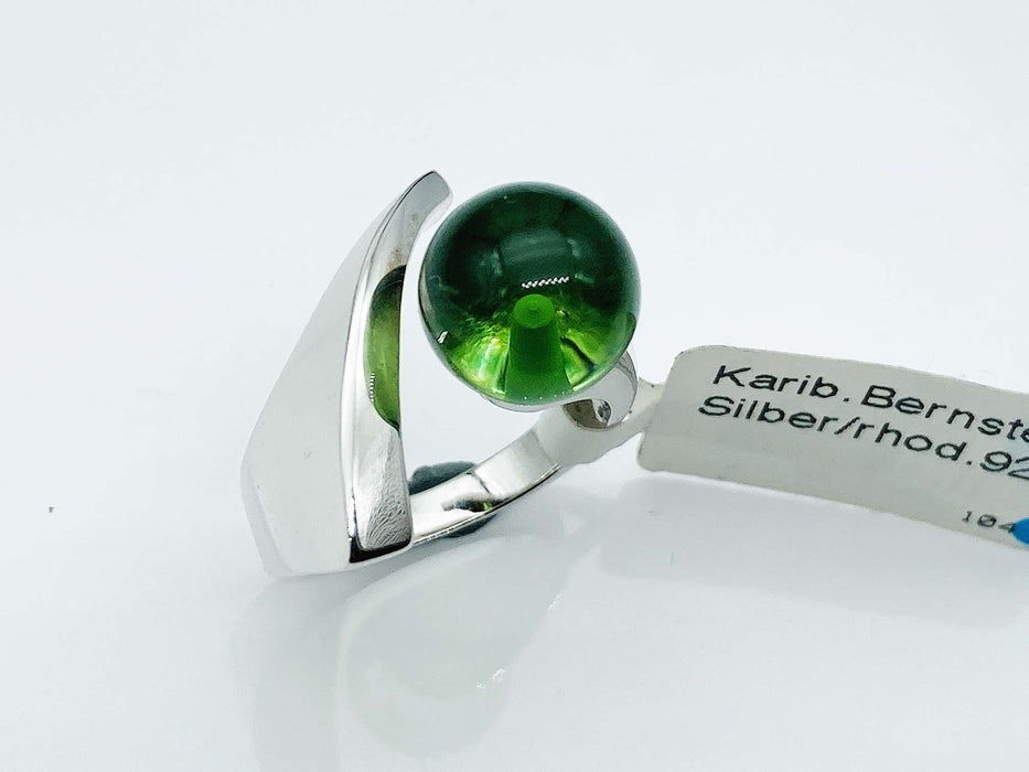 Ring mit grünem Bernstein aus der Karibik in Sichelform | Silber